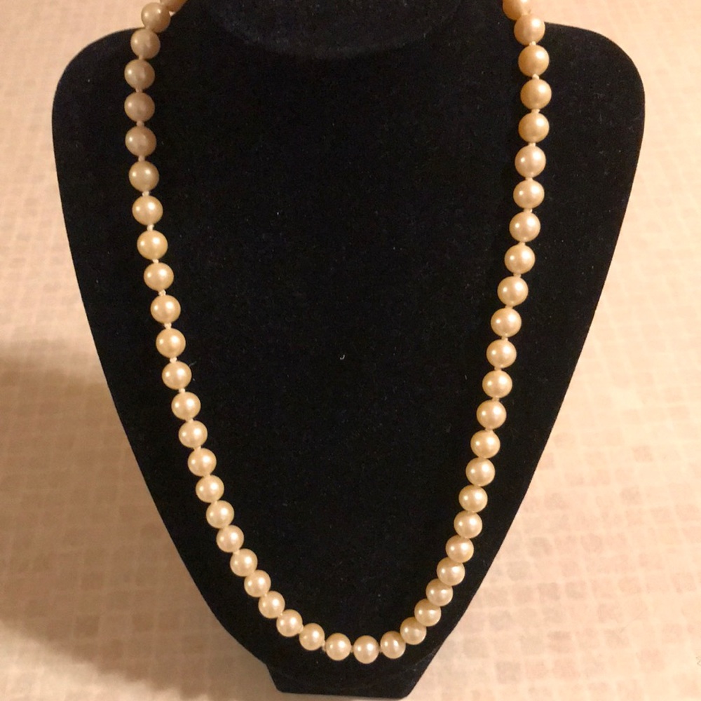 Vintage Elegant Faux Pearl necklace 10.5 inches long.